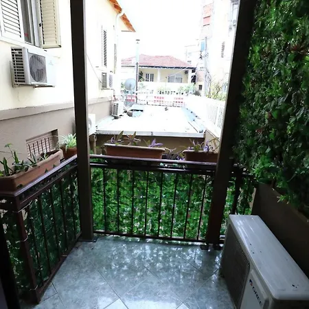 Little Corner Хостел Тирана