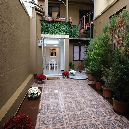 Little Corner Hostel *