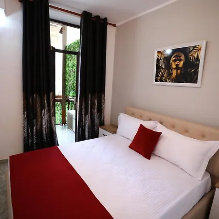 Little Corner * Τίρανα