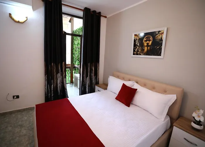 Little Corner * Τίρανα