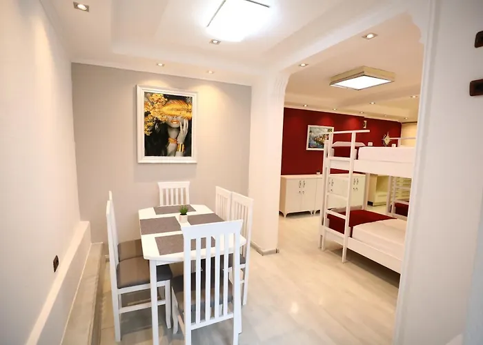 Little Corner Hostel Τίρανα